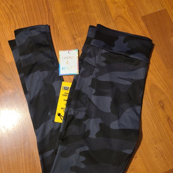 NWT Size 1x Camo Black And Gray Leggings By Cosmic Beauty - Picture 4 of 9
